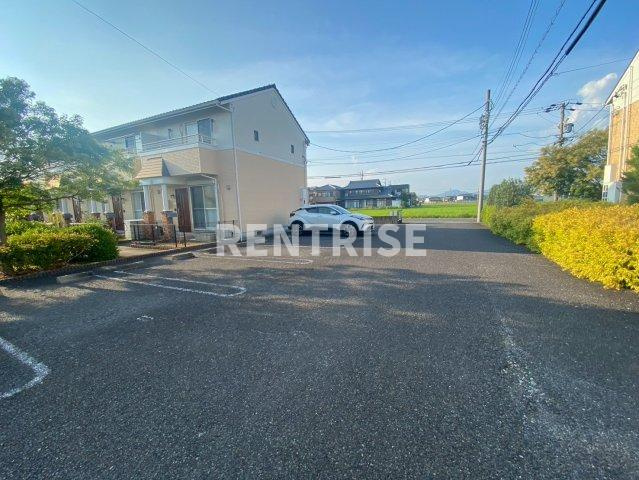 Garden Village Aの駐車場