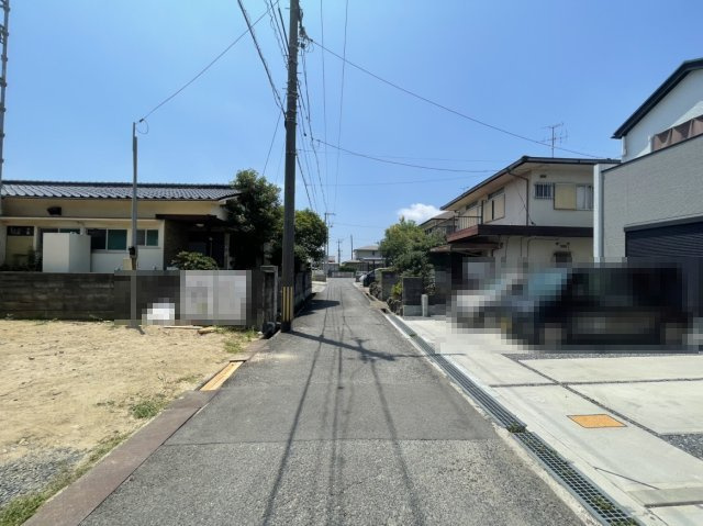 岡山市南区南輝二丁目の新築分譲住宅の前面道路含む現地写真