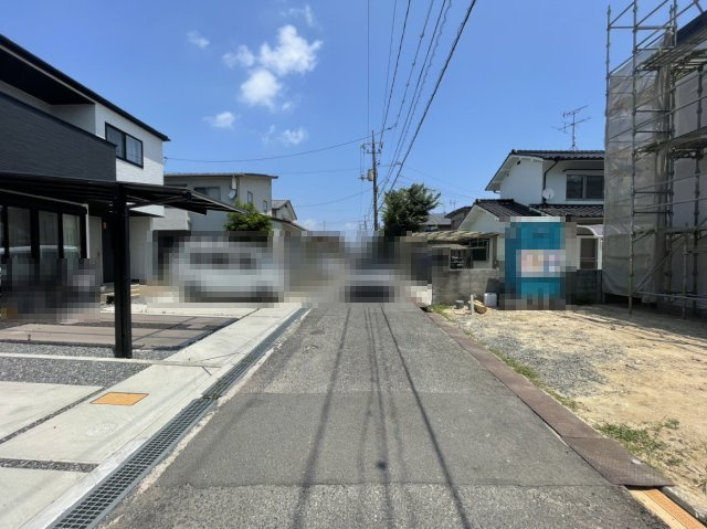 岡山市南区南輝二丁目の新築分譲住宅の前面道路含む現地写真