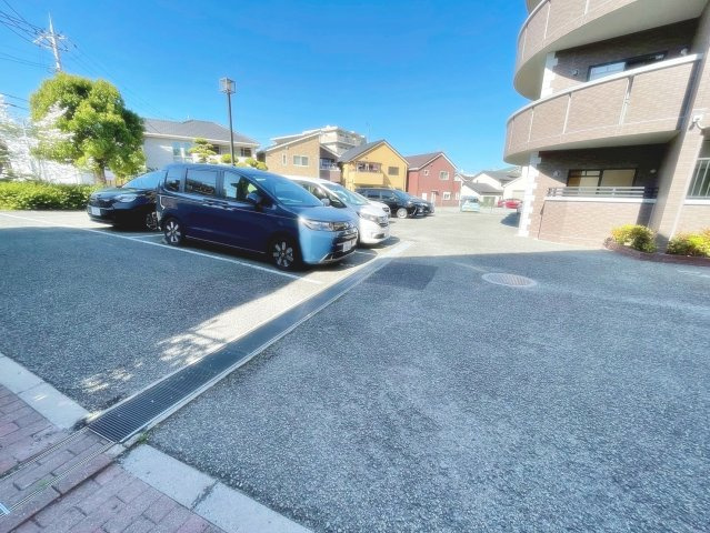 宝塚市山本東３丁目の賃貸マンションの駐車場|車をお持ちの方に嬉しい駐車場付きの物件です