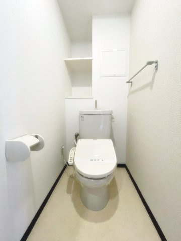 宝塚市山本東３丁目の賃貸マンションのトイレ|ゆったりとした空間のトイレです
