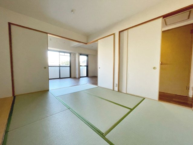 宝塚市山本東３丁目の賃貸マンションの和室|落ち着いた雰囲気の和室付きです