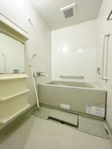 宝塚市山本東３丁目の賃貸マンションの浴室|ゆったり過ごせるお風呂です