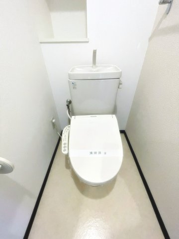 宝塚市山本東３丁目の賃貸マンションのトイレ|シンプルで使いやすいトイレです
