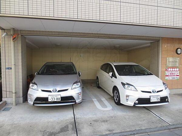 スプリームサカイの駐車場