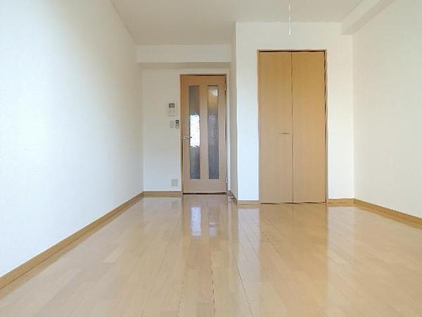 スプリームサカイの居間・リビング|同物件別部屋参考写真