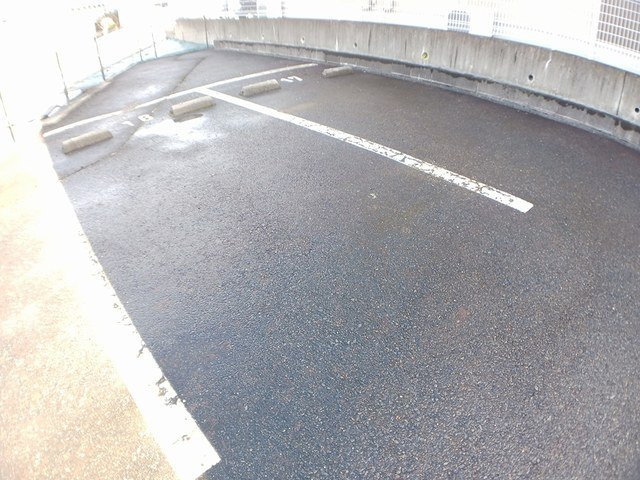 ハイツメイトクの駐車場