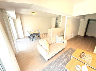 【居間・リビング】 | ローレルハイツ武庫之荘 | 南向きバルコニー・南庭に面した明るく開放的なLDKは約18.1帖の癒しの空間です♪令和８年６月室内リフォーム済み！お待たせ無しで即ご入居していただけます！！素敵な室内をご覧ください！