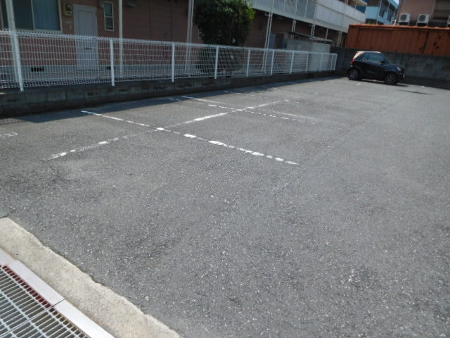 姫路市白浜町宇佐崎北３丁目のハイツの駐車場