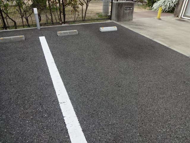 シャーメゾン華の駐車場