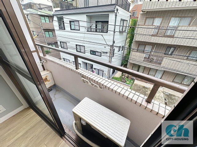 八木ビル 303号室のバルコニー