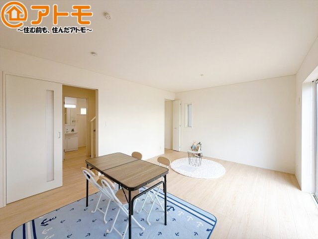 【居間・リビング】 | 清水区江尻台町第3　新築戸建　1号棟 | 日当たりのよいリビングは、一年を通してぽかぽかとしています。家族が自然と集まる空間になりそうですね♪