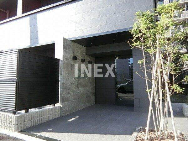 横浜市西区浅間町３丁目の賃貸マンションのエントランス