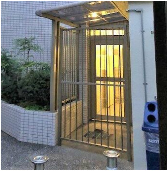 横浜市保土ケ谷区瀬戸ケ谷町の賃貸マンションのエントランス