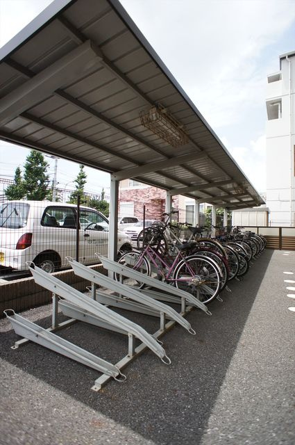 エクセルグランデ高洲のその他共用部分|入居者専用の屋根付駐輪場です。