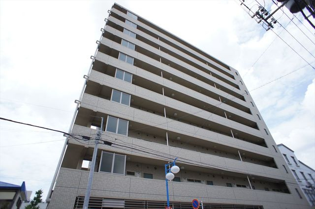 エクセルグランデ高洲の外観|鉄筋コンクリート造10階建マンション。