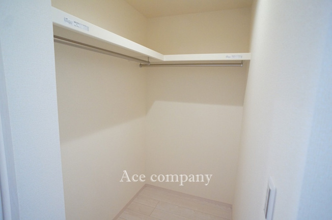 【収納】 | 東大阪市菱屋西1丁目　【1号棟/全2棟】 | 【3階：洋室ゆったり8帖♪】のウォークインクローク内です♪