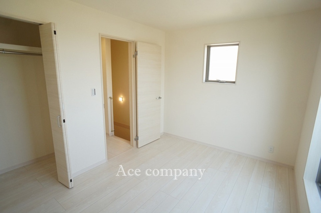 【子供部屋】 | 東大阪市菱屋西1丁目　【1号棟/全2棟】 | 【3階：洋室6帖】クローゼット完備です♪
