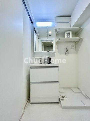 ライオンズマンション西日暮里第2の独立洗面台|【洗面化粧台】身だしなみを整えやすい事はもちろんですが、鏡の後ろに収納スペースを設ける事により、散らかりやすい洗面スペースをすっきりさせる事が出来るのも嬉しいですね