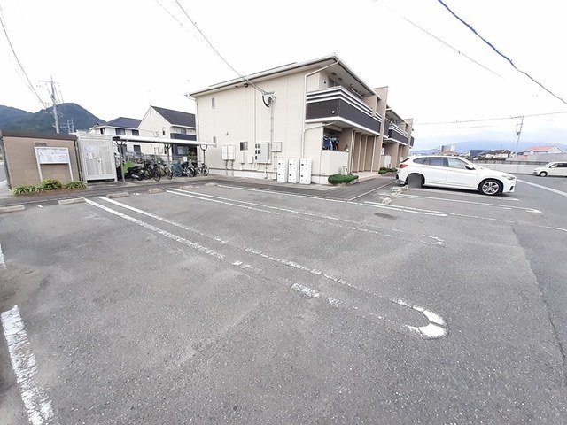 ヒルズ宮司Ⅰの駐車場|駐車場があるので、車を買う予定の方も安心です