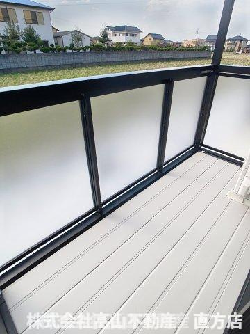 直方市大字感田のアパートのバルコニー