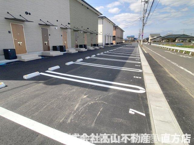 直方市大字感田のアパートの駐車場