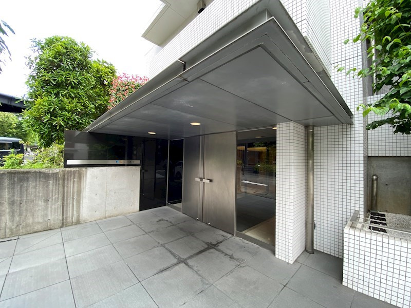 ヒューリック目黒三田のエントランス