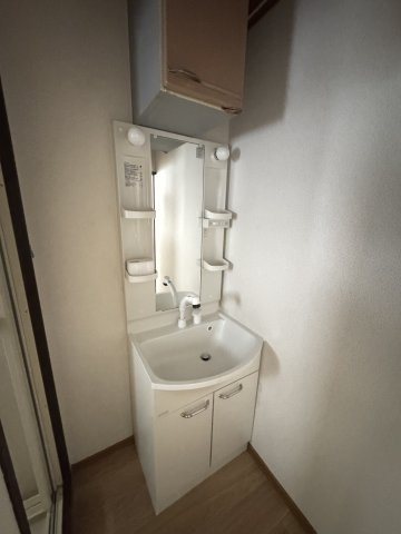 浜添通2丁目貸家の洗面所