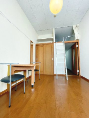 サニーガーデン宝塚の内装|明るい室内です