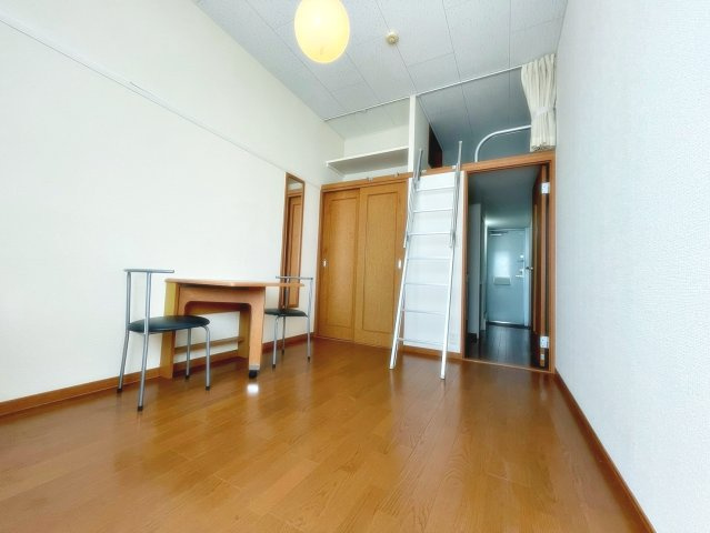 サニーガーデン宝塚の居間・リビング|こちらの居間で趣味の時間をお楽しみください