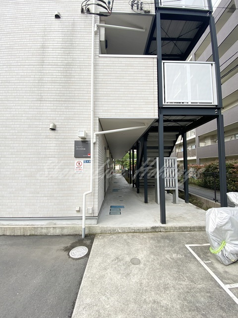 鎌倉市小袋谷１丁目のアパートのエントランス