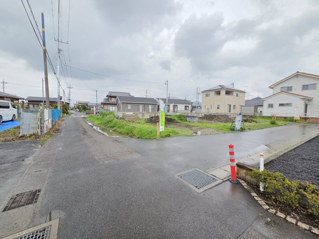 新築　太田市市場町第6　クレイドルガーデン　2号棟の前面道路含む現地写真|現地写真　南側接道幅員約4ｍ　北側接道幅員約5ｍ
