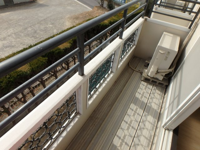 半田市柊町２丁目のアパートのバルコニー