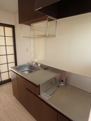 半田市柊町２丁目のアパートのキッチン