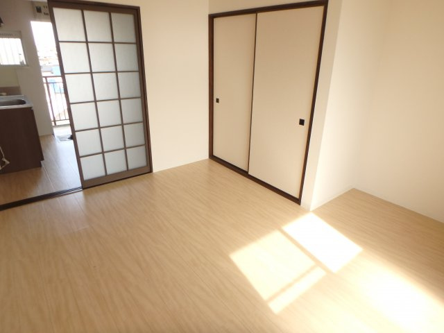 半田市柊町２丁目のアパートの洋室