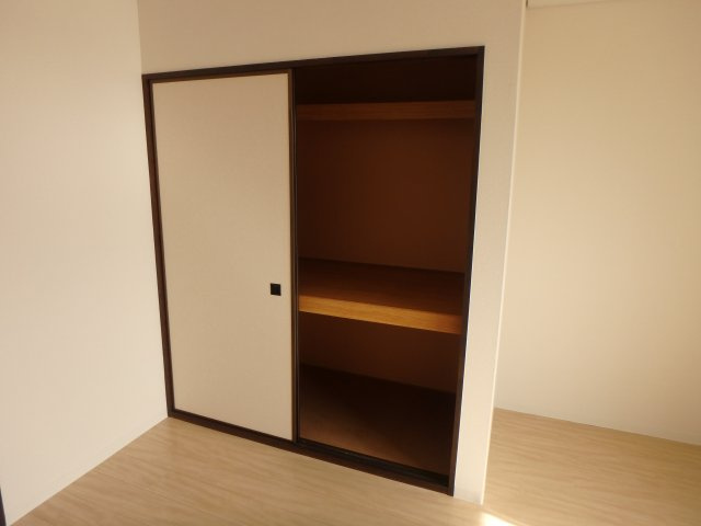 半田市柊町２丁目のアパートの収納