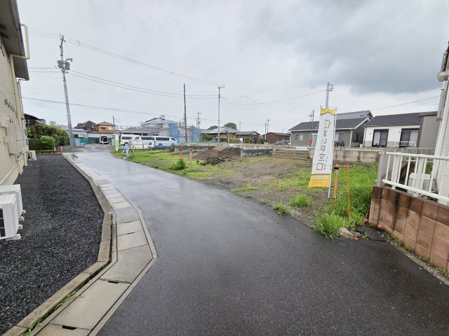 新築　太田市市場町第6　クレイドルガーデン　3号棟の前面道路含む現地写真|現地写真　南側接道幅員約4ｍ　北側接道幅員約5ｍ