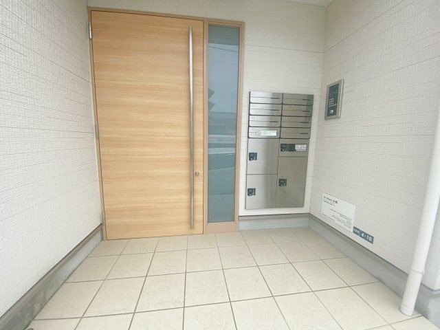 宝塚市大成町のアパートのエントランス