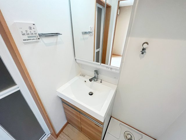 宝塚市大成町のアパートの洗面所|※同建物の類似写真となります。