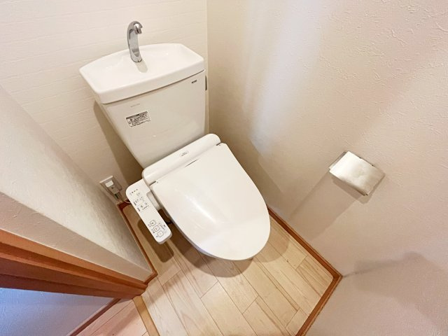 宝塚市大成町のアパートのトイレ|※同建物の類似写真になります。