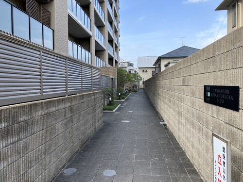 福岡市博多区麦野６丁目の賃貸マンションの周辺|その他共有部分：マンション出入口までの通路     （2026年4月撮影）