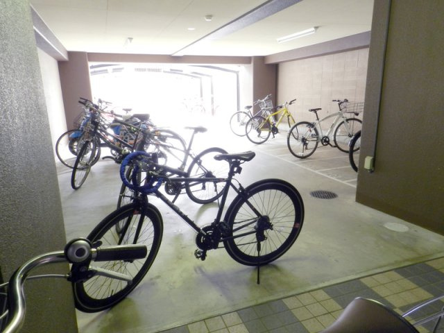 ハウスセゾン朱雀大路の駐車場|駐輪場