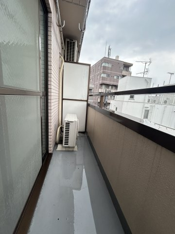小林ビルのバルコニー