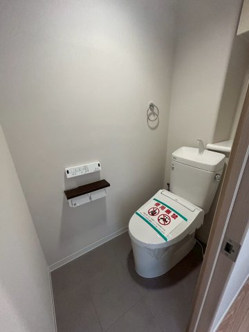 サーパス城東のトイレ|キッチン・浴室・洗面化粧台・トイレなどの水回りをリフォーム済み。毎日使う空間だからこそ、清潔感と使いやすさにこだわりました。新しく生まれ変わった快適な住空間で、気持ちの良い新生活をスタートできます。