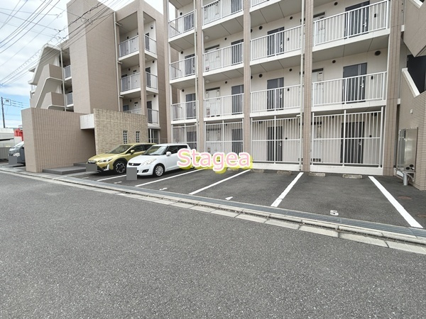 プレジールの駐車場