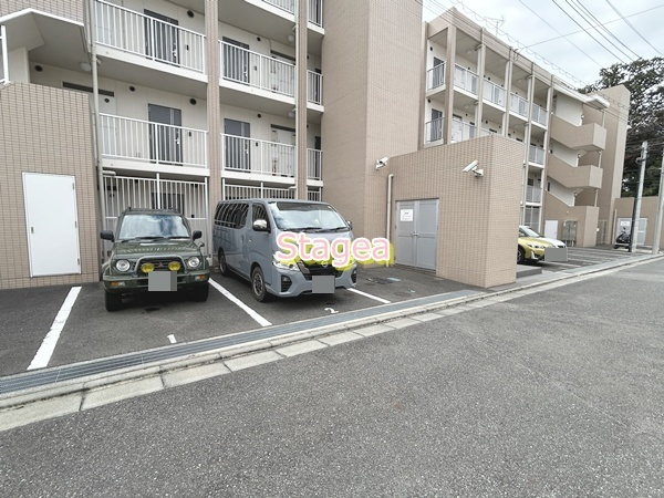 プレジールの駐車場