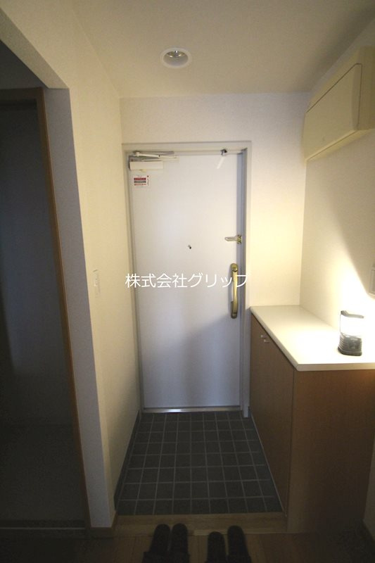 横浜市中区相生町４丁目の賃貸マンションの玄関