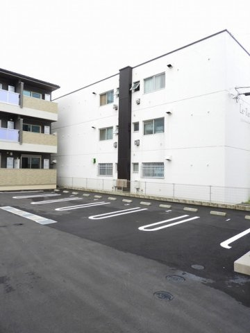 レイル　ヤード　中山　Ⅱの駐車場|駐車場があるので、車を買う予定の方も安心です