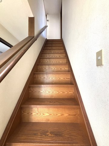 津島市鹿伏兎町上春日台戸建の内装|階段