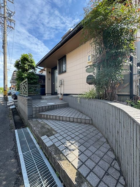 津島市鹿伏兎町上春日台戸建の玄関|ポーチ